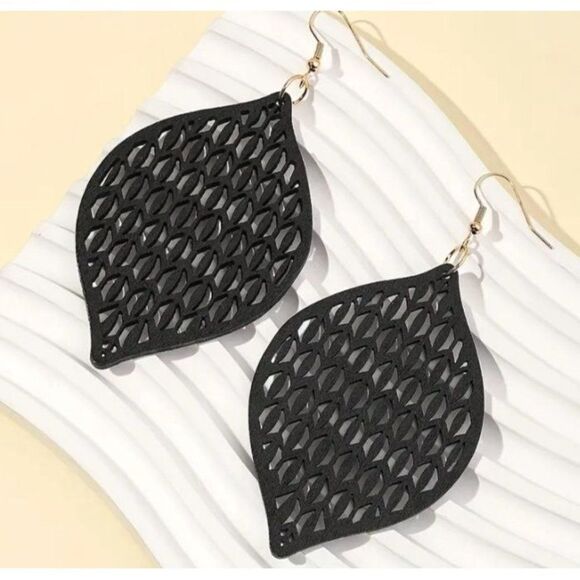 Black Light Weight Wooden Earrings New - Picture 1 of 2